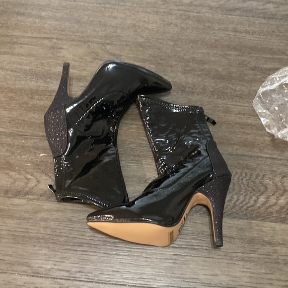 NWT BURJU Savage Ankle Closed Pointed Toe Wet Look With Sparkle Heel size 5 - Picture 3 of 9